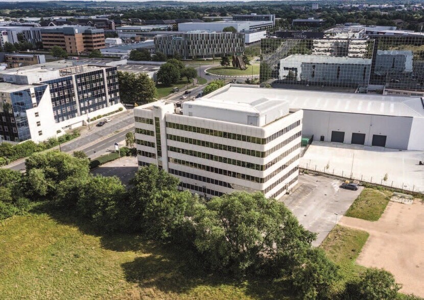 London Rd, Crawley à vendre - Photo du bâtiment - Image 3 de 4