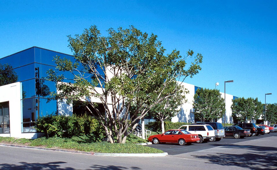 9830 Siempre Viva Rd, San Diego, CA à louer - Photo du bâtiment - Image 2 de 12