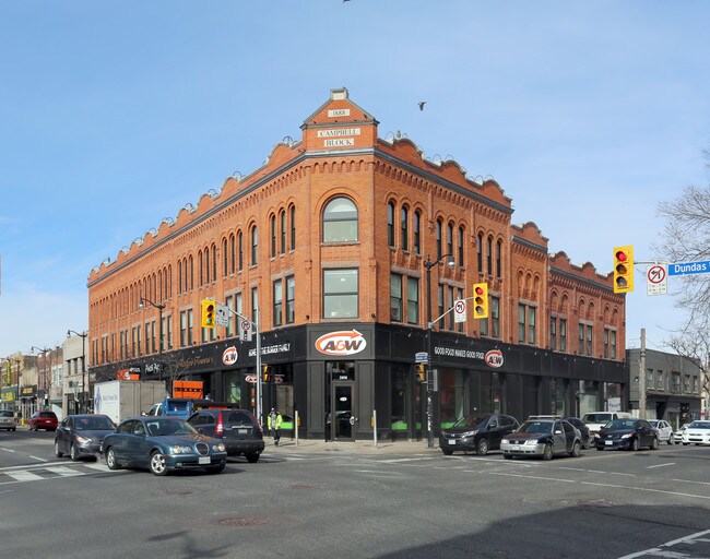Plus de détails pour 2870 Dundas St W, Toronto, ON - Commerce de détail à louer