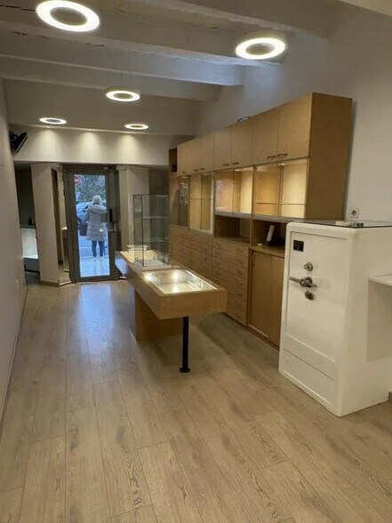 Retail in Marseille for sale - Interior Photo - Image 3 of 7