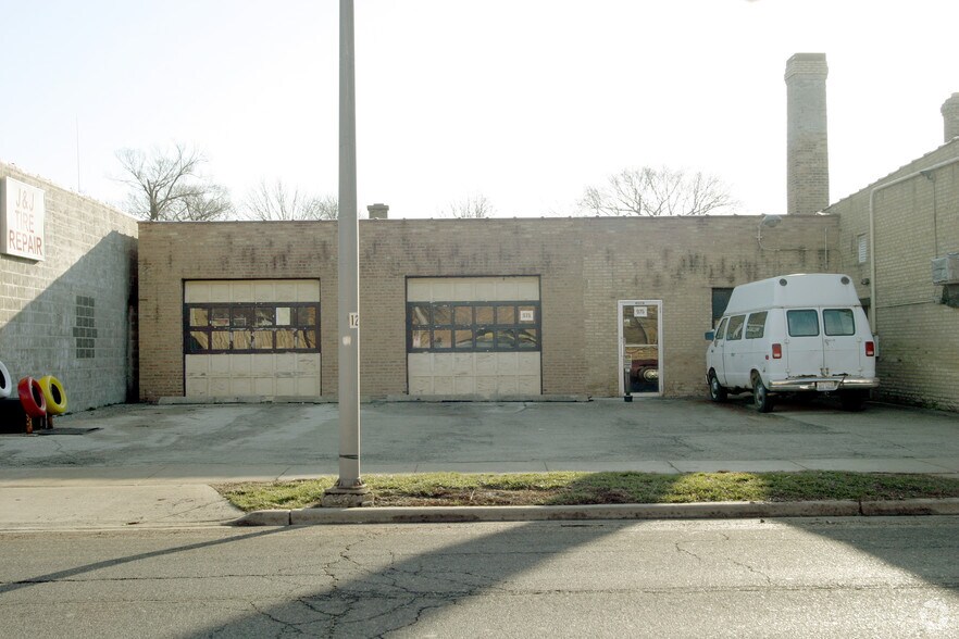 959 Lee Street Redevelopment portfolio of 3 properties for sale on LoopNet.ca - Primary Photo - Image 2 of 3