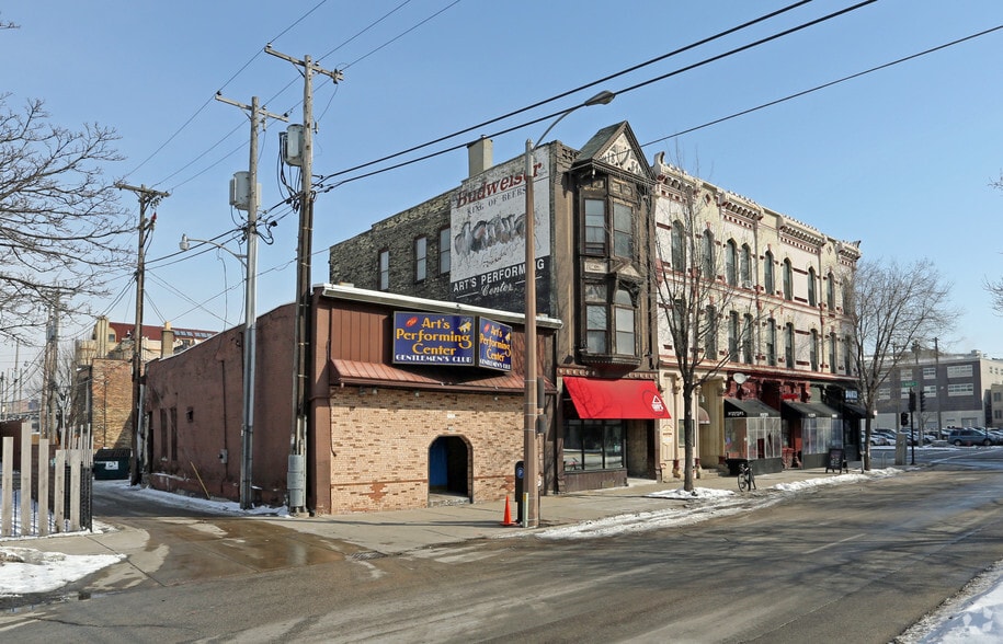 144 E Juneau Ave, Milwaukee, WI à vendre - Photo du bâtiment - Image 2 de 24