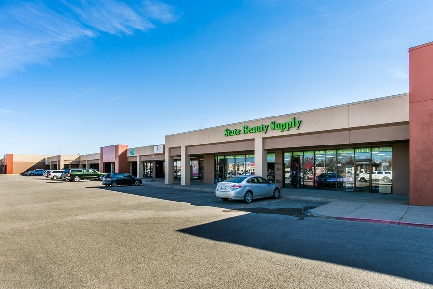 7011 W Central Ave, Wichita, KS à louer - Photo du bâtiment - Image 3 de 6