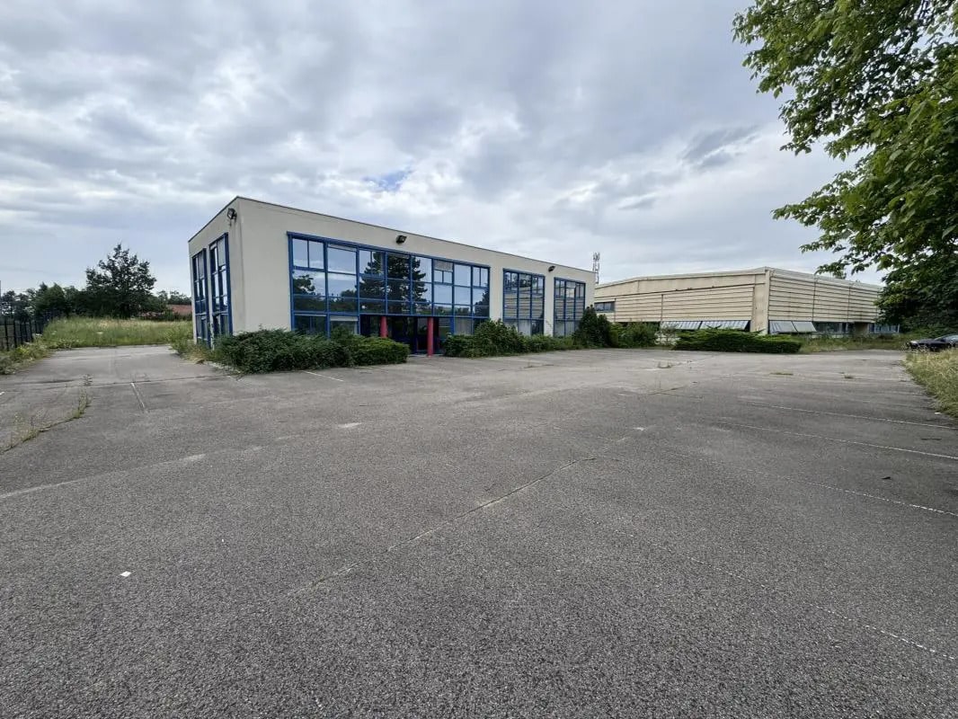 Industrial in Lissieu for lease Primary Photo- Image 1 of 15