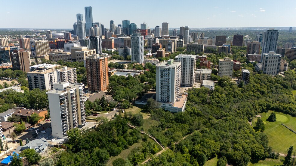11331 99 Ave, Edmonton, AB à vendre - Photo du bâtiment - Image 3 de 6