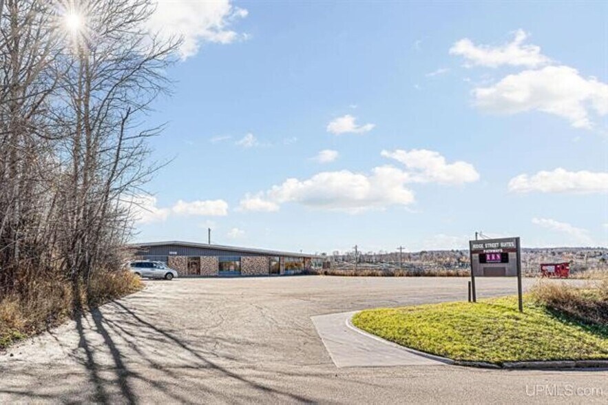 1009 W Ridge St, Marquette, MI à vendre - Photo du bâtiment - Image 2 de 9