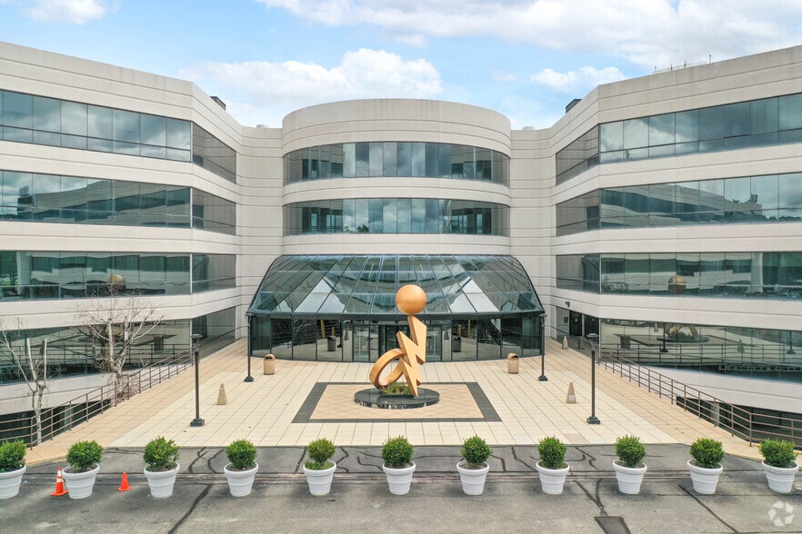 1400 Old Country Rd, Westbury, NY for lease - Primary Photo - Image 1 of 17