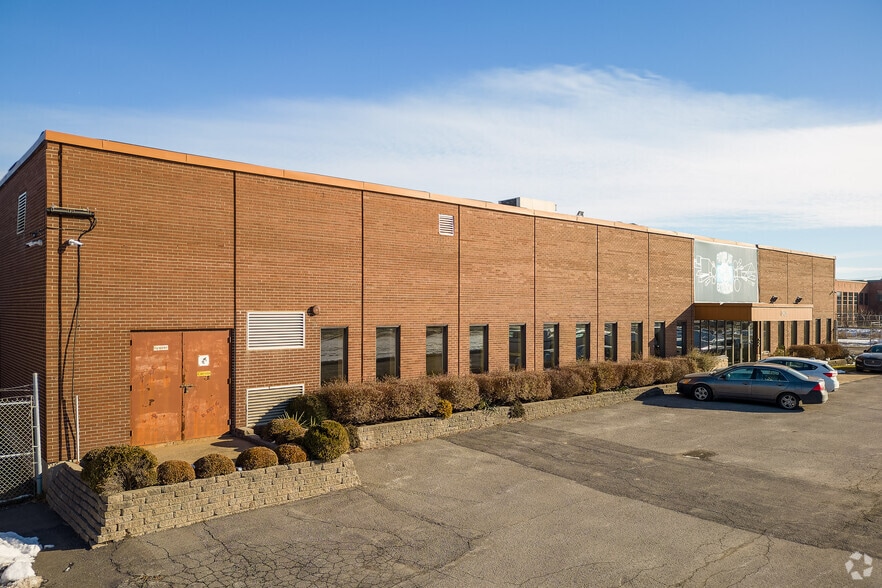 3435 Boul Pitfield, Montréal, QC for lease - Building Photo - Image 3 of 5