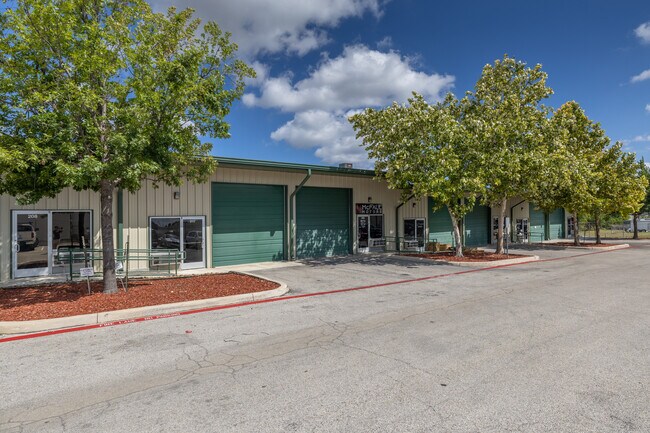 Plus de détails pour 540 Sandau Rd, San Antonio, TX - Local d'activités à louer