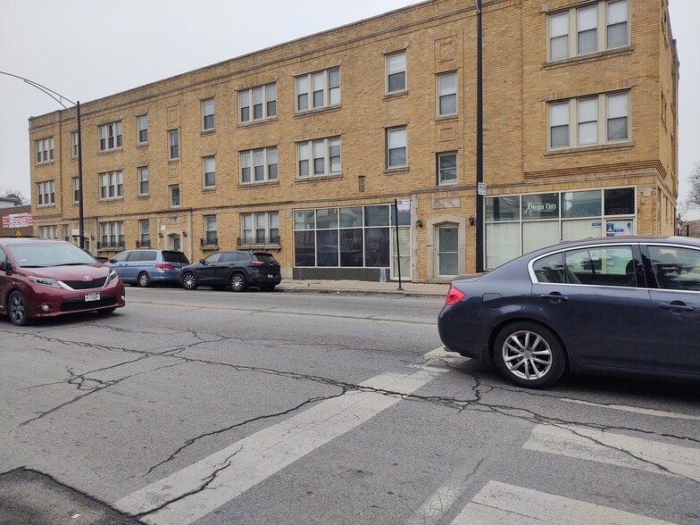2101-2107 N Pulaski Rd, Chicago, IL à louer - Photo du bâtiment - Image 3 de 11