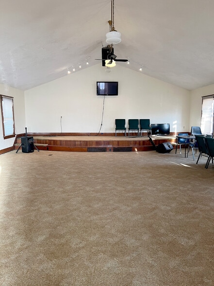 1102 D St, Fairbury, NE for sale - Interior Photo - Image 2 of 12