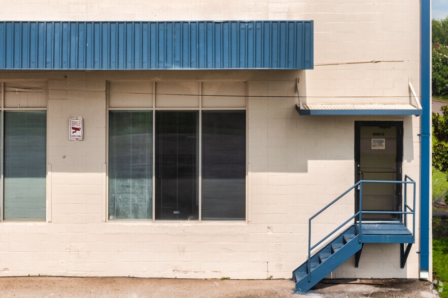 9990 E I-10 Fwy, Houston, TX for lease - Building Photo - Image 2 of 16