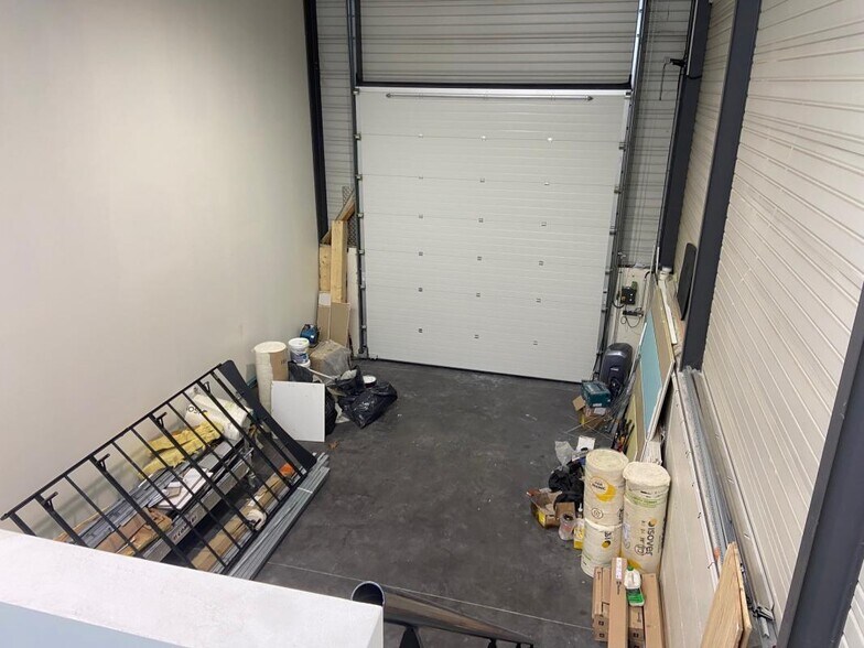 1 Avenue B Cité Berliet, Saint-Priest for lease - Interior Photo - Image 3 of 6