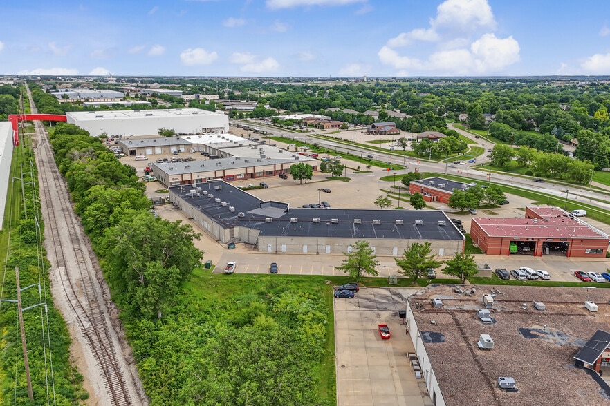 3880-3928 NW Urbandale Dr, Urbandale, IA for lease - Building Photo - Image 2 of 4