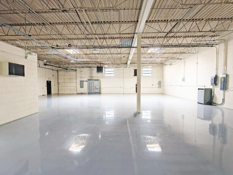 320 S La Londe Ave, Addison, IL à louer - Photo du bâtiment - Image 3 de 9