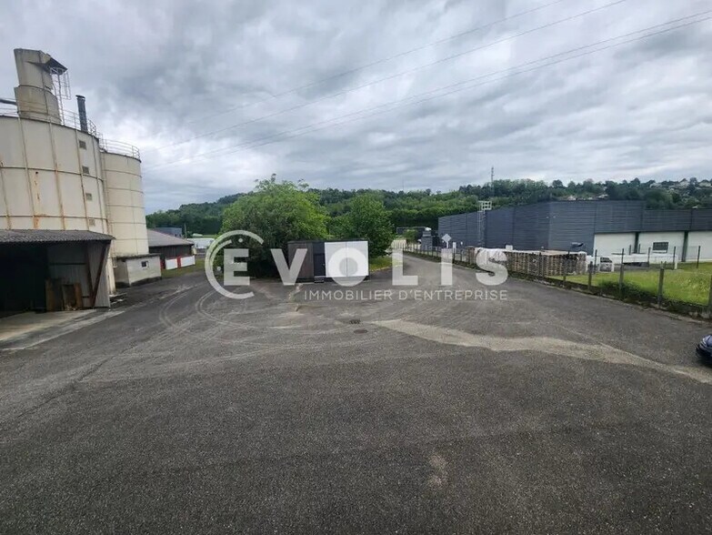 Office in Ruy-Montceau for lease - Building Photo - Image 2 of 9