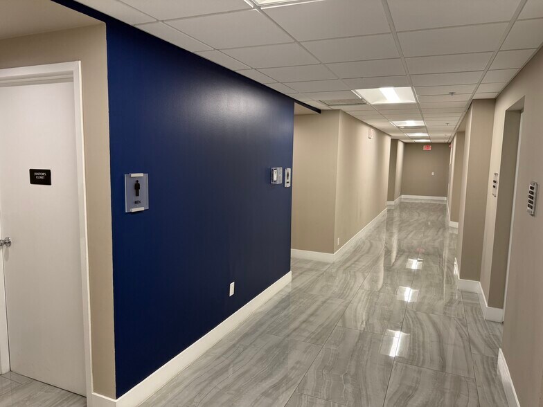 1720 E Tiffany Dr, West Palm Beach, FL for lease - Building Photo - Image 3 of 21