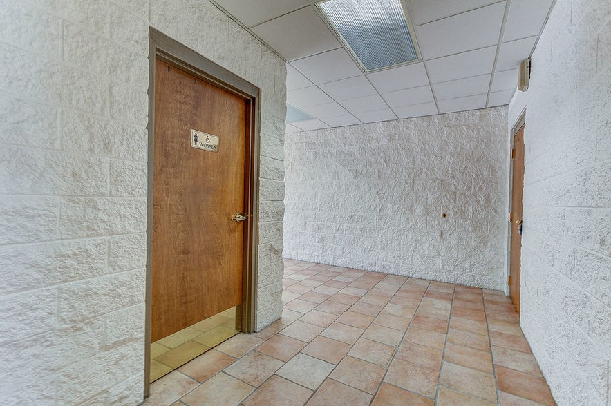 375 Glensprings Dr, Springdale, OH for sale - Lobby - Image 2 of 15