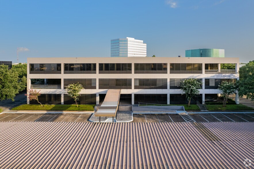 390 Glenborough Dr, Houston, TX à louer - Photo du bâtiment - Image 1 de 3