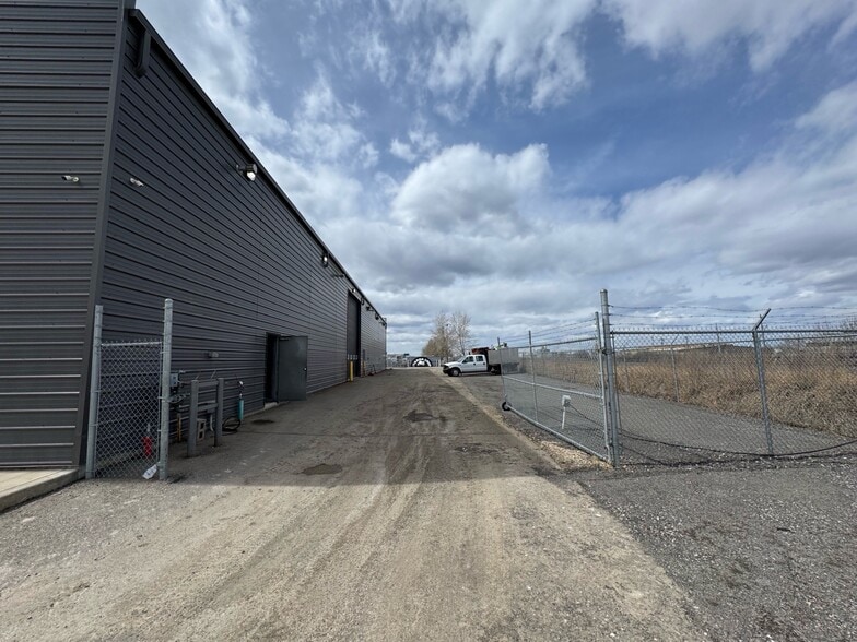 4940 102 Av SE, Calgary, AB for lease - Building Photo - Image 3 of 5