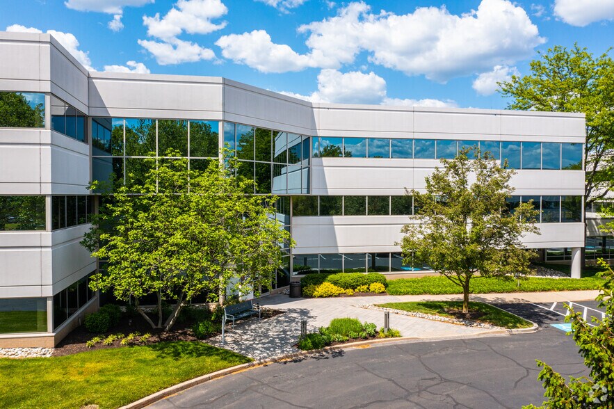 240 Gibraltar Rd, Horsham Township, PA à louer - Photo du bâtiment - Image 3 de 17