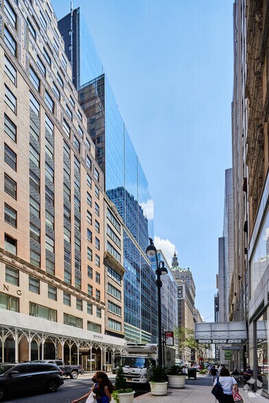 551 Fifth Ave, New York, NY à louer - Photo du bâtiment - Image 3 de 7