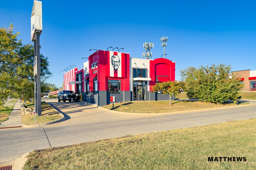 6104 University Ave, Cedar Falls, IA à vendre - Photo du bâtiment - Image 2 de 3