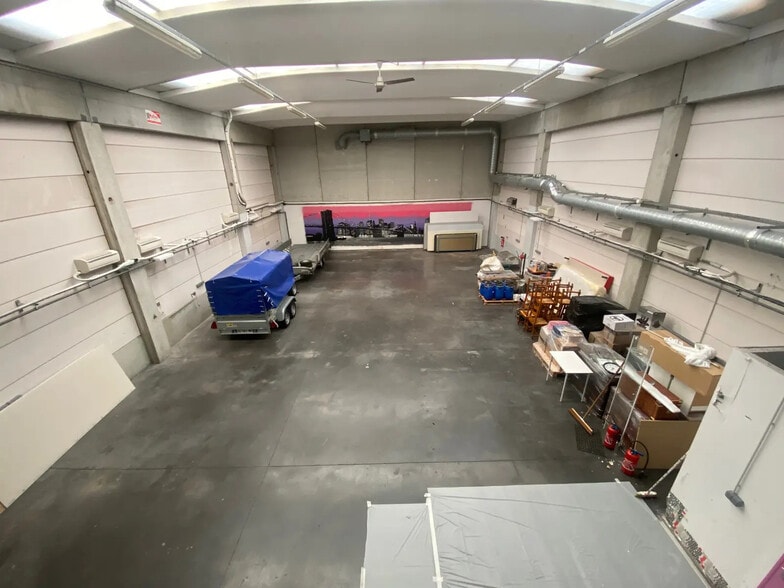 Flex in Meyzieu for lease - Interior Photo - Image 3 of 3