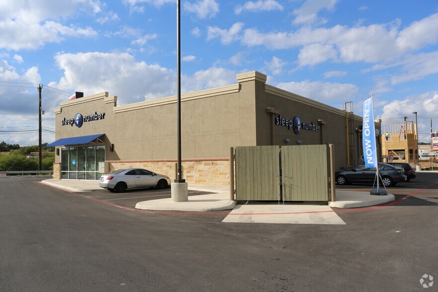 22118 U.S. Hwy 281 S, San Antonio, TX à vendre - Photo du bâtiment - Image 2 de 3