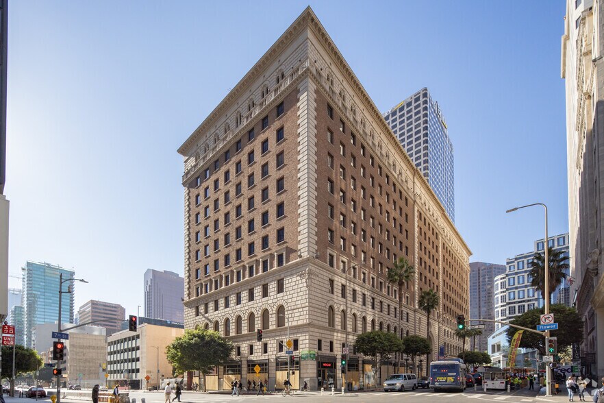 818 W 7th St, Los Angeles, CA à louer - Photo du bâtiment - Image 3 de 10
