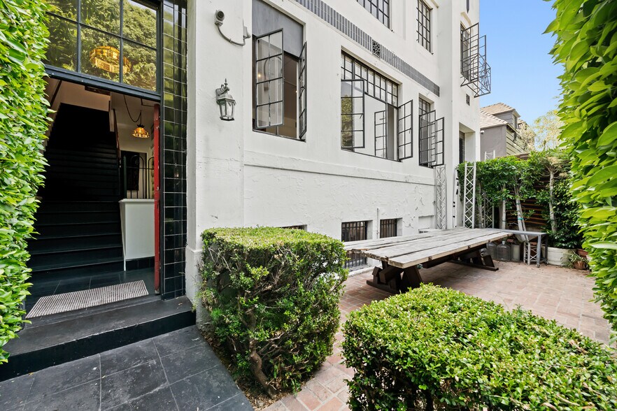 666 N Robertson Blvd, West Hollywood, CA à vendre - Photo du bâtiment - Image 3 de 17