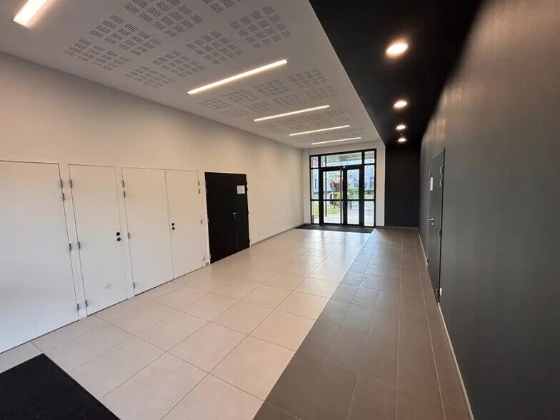 Office in Vénissieux for lease - Interior Photo - Image 2 of 3