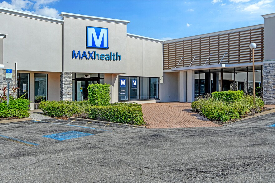 7409-7461 Manatee Ave W, Bradenton, FL à vendre - Photo principale - Image 1 de 17