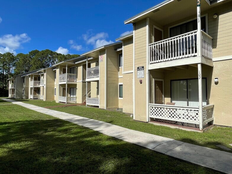 300 Mercury Ave SE, Palm Bay, FL à vendre - Photo du bâtiment - Image 3 de 11