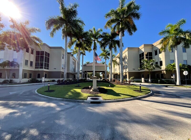 704 Goodlette-Frank Rd N, Naples, FL à louer - Photo du bâtiment - Image 2 de 18