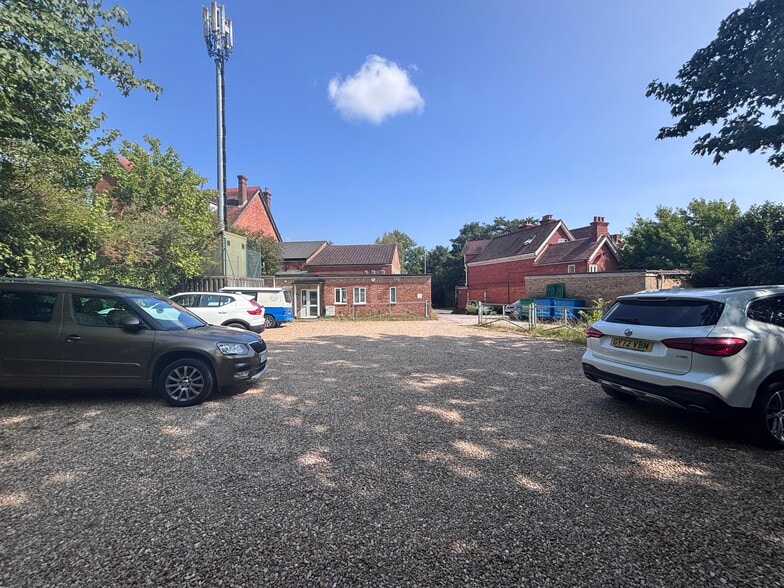 10 Chalet Hl, Bordon for sale - Building Photo - Image 2 of 3