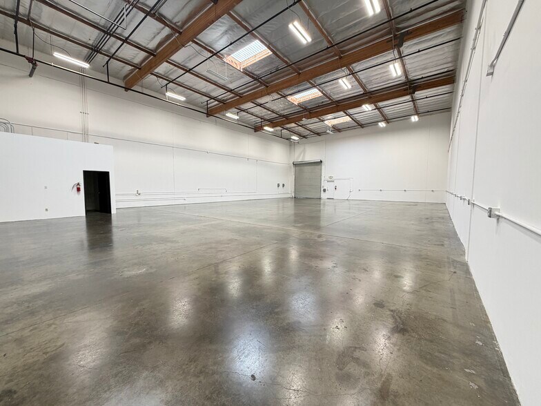 24922 Anza Dr, Valencia, CA à louer - Photo du bâtiment - Image 2 de 7