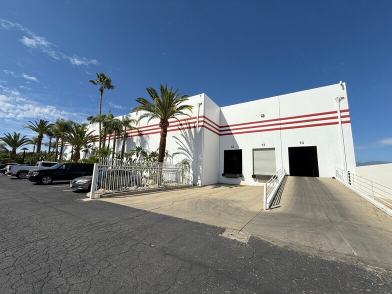 2319 E Locust Ct, Ontario, CA à vendre - Photo du bâtiment - Image 3 de 6