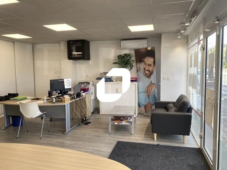 Office in VILLENAVE-D'ORNON for lease - Interior Photo - Image 1 of 8