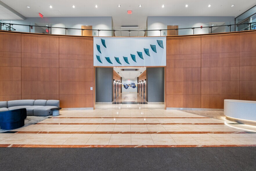 9550 W Higgins Rd, Rosemont, IL à louer - Photo du bâtiment - Image 2 de 29