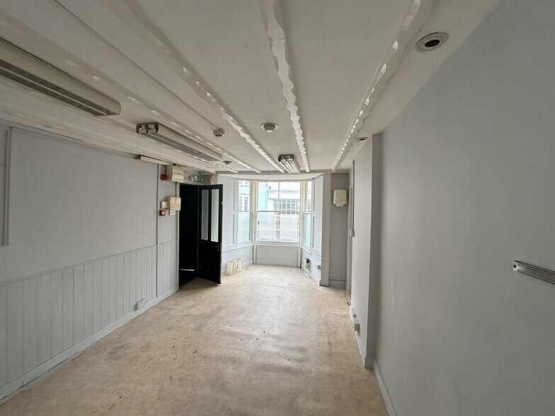 34 High St, Thornbury à vendre - Photo du bâtiment - Image 2 de 7