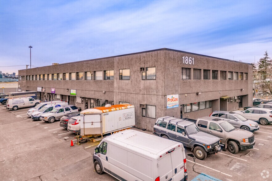1801-1861 Welch St, North Vancouver District, BC à louer - Photo du bâtiment - Image 2 de 4