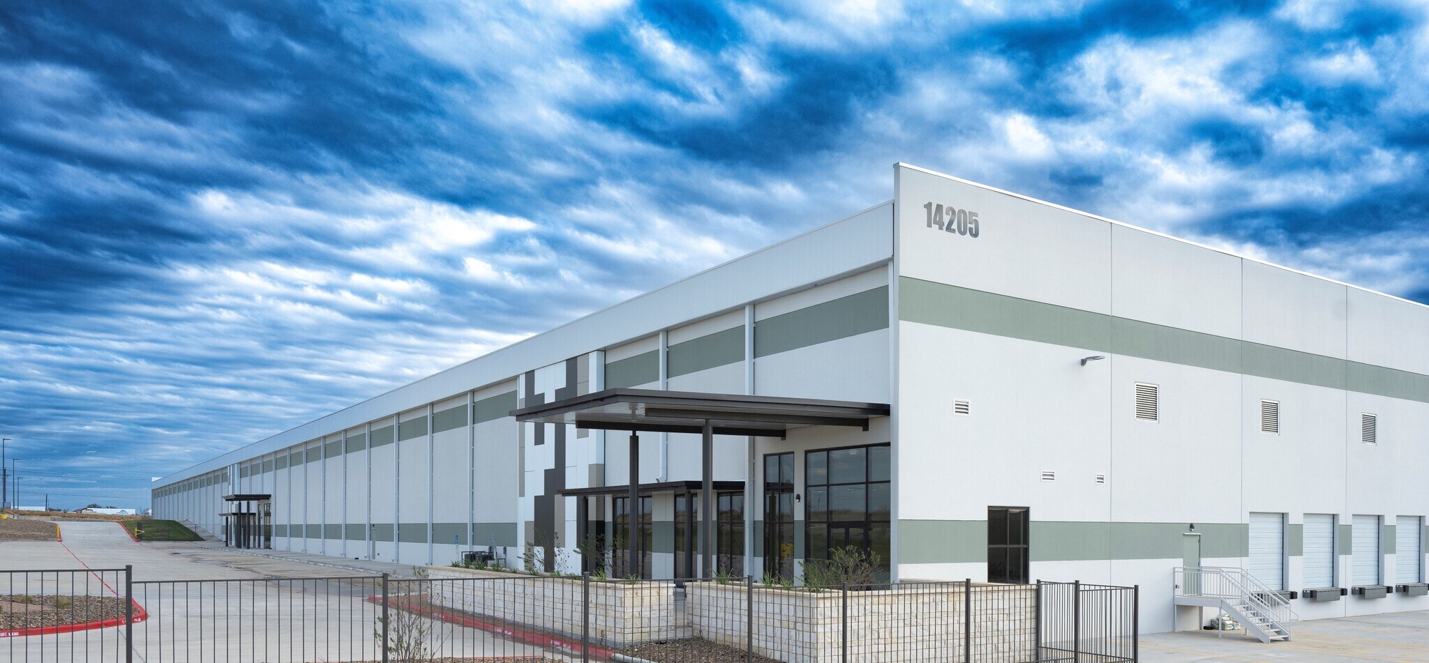 14205 Mercury Dr, Laredo, TX à louer Photo du bâtiment- Image 1 de 19