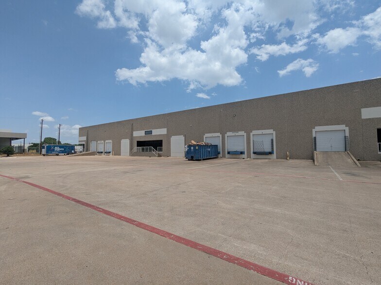2450 114th St, Grand Prairie, TX à louer - Photo du bâtiment - Image 3 de 9