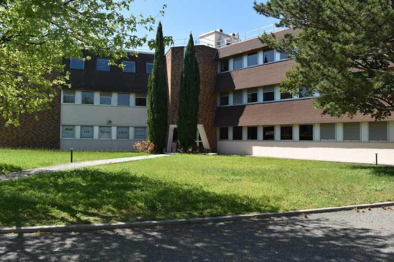 7 Rue Maryse Bastié, Bron à louer Photo du bâtiment- Image 1 de 13