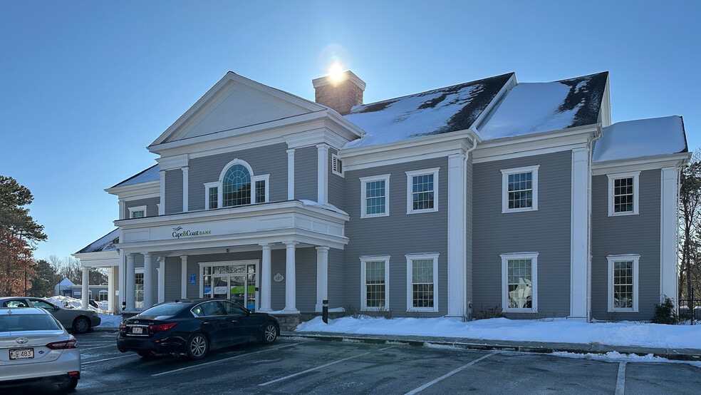 695 Attucks Ln, Hyannis, MA for lease - Interior Photo - Image 2 of 15