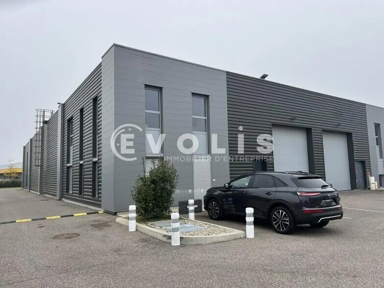 Office in Genas for lease - Building Photo - Image 2 of 14