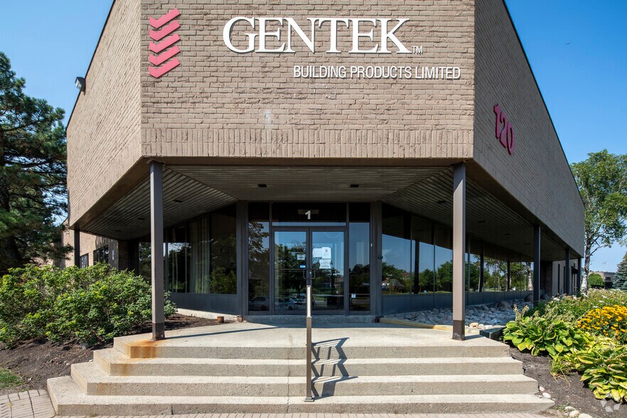 120 Mclevin Ave, Toronto, ON à louer - Photo du bâtiment - Image 2 de 6