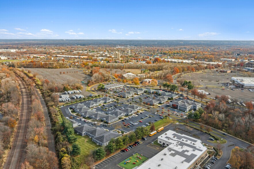 960 Town Center dr, Langhorne, PA à louer - Photo du bâtiment - Image 3 de 12