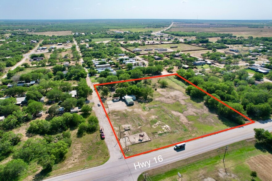 613 Maple St, Jourdanton, TX à vendre - Aérien - Image 2 de 14
